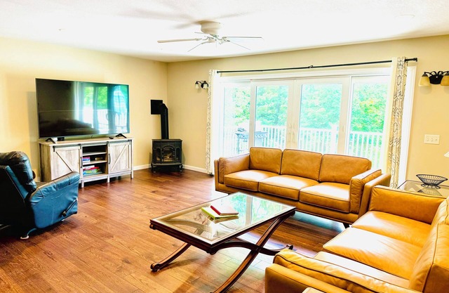 Family Getaway in N. Conway, Sleeps 16, AC, Hot Tub, Game Room, Pets Welcome