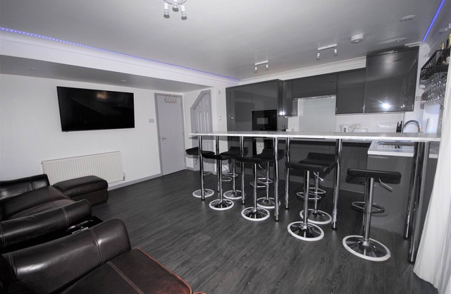 Family Holiday Home With Hot Tub Sleeps 8