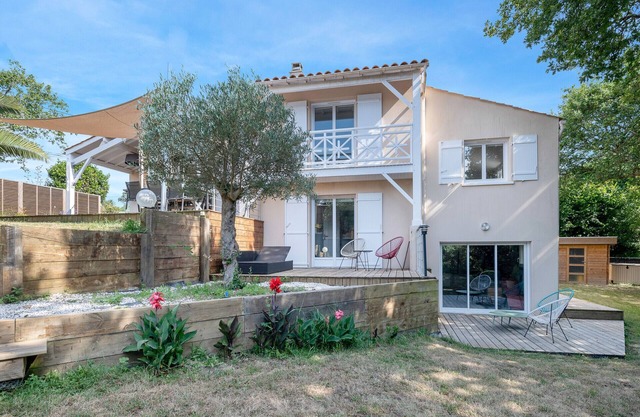 Family home for 8 people - 400m from the beach