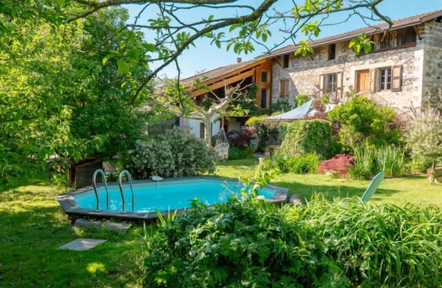 Family home for up to 15 people, at the foot of the Vercors and in the heart of the village