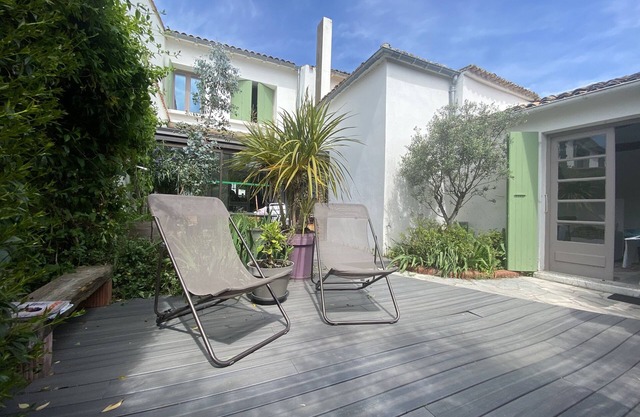 Family home: quiet, sunny, in the heart of the village, garden + independent studio