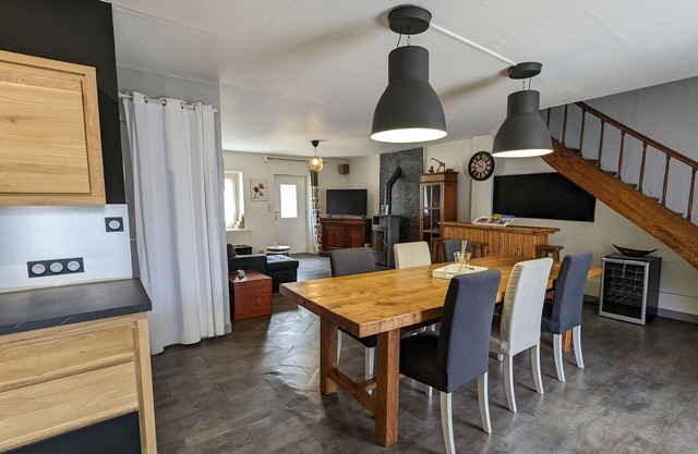 Family home near castles, Loire cycling, private parking
