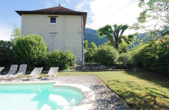 Family home, peaceful setting and swimming pool!