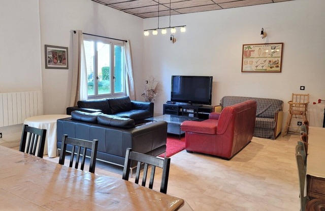 Family home sleeps 10, 1 hour from Paris