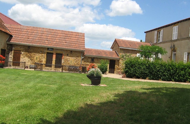 Family home with many dépendances on 8000 m² of closed garden/14 people