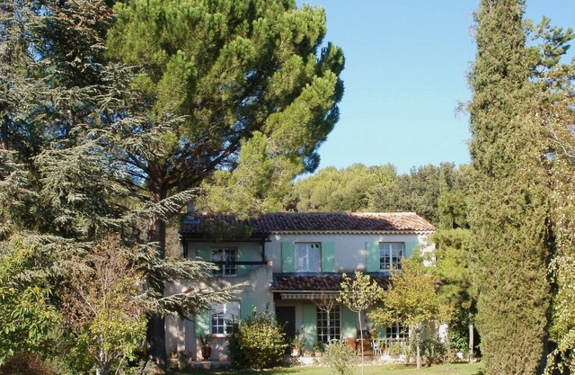 Family house in the Luberon with large garden and pool