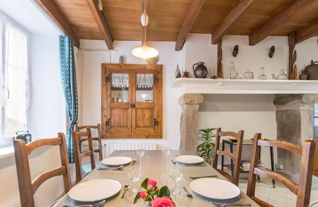 Family house with enclosed garden, WiFi, parking, close to beaches