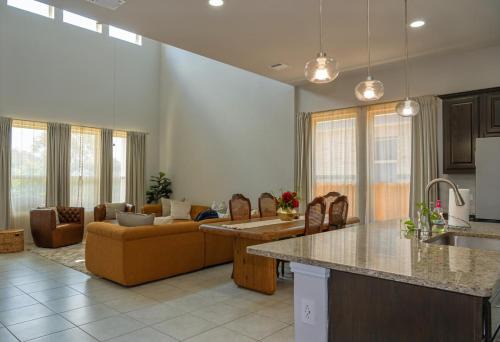 Family Oasis - King Suize Suites - Near F1 and Wifi