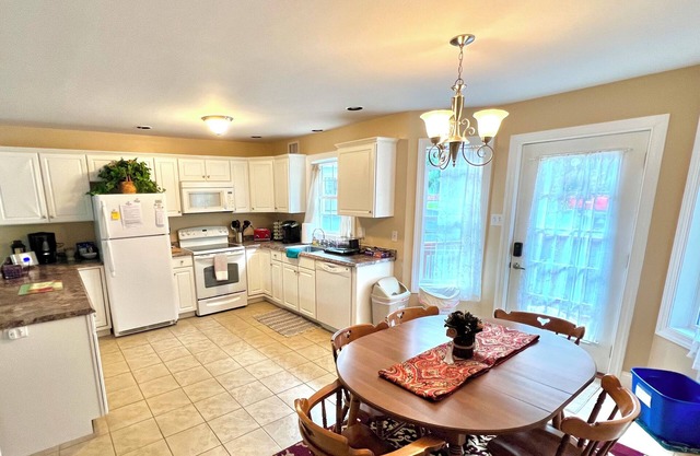 Family & pet-friendly, peaceful rural escape with a heated pool. Hiking nearby.