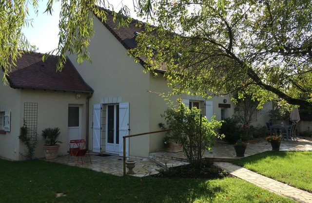 Family Retreat: Cozy Cottage with Large Garden, Near Historic Chateaux and Loire Valley Attractions