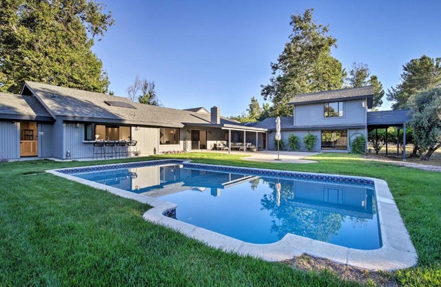 Family Retreat - Private Tennis Court and Game Room