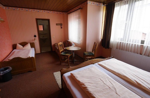 Family Room, Shower, Toilet, Standard - Hotel Restaurant Gemünden