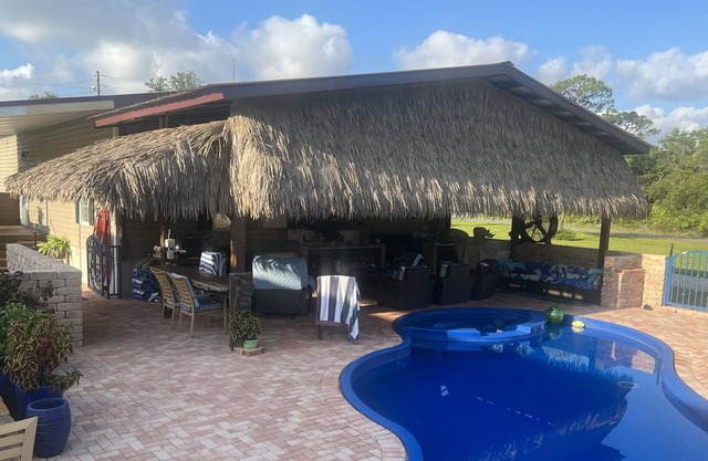 Family secure home with your own Tiki Hut close to Beach SGI. Clean and modern.