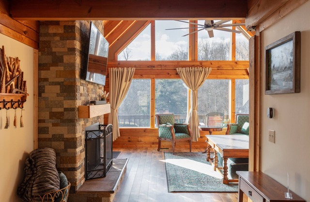 Family-size cabin retreat, sleeps 8