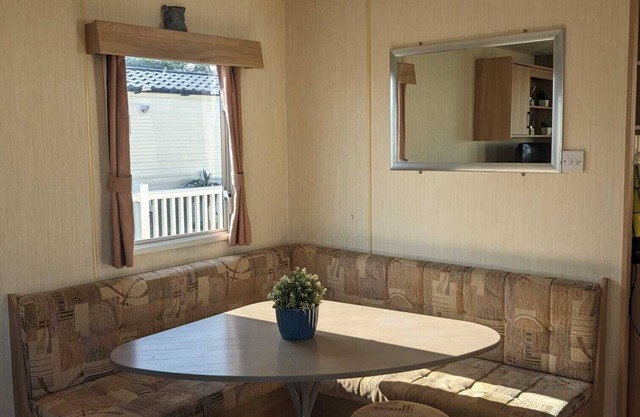 Family Static Caravan in Hayling Island – Sleeps 8 – Beach & Park Access
