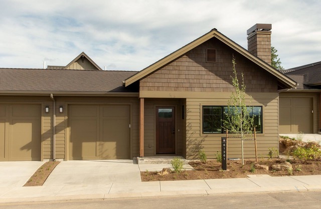 Family summer fun ~ resort pool ~ park ~ fire pit ~ golf ~ 24-hr staff ~ Bend 💛