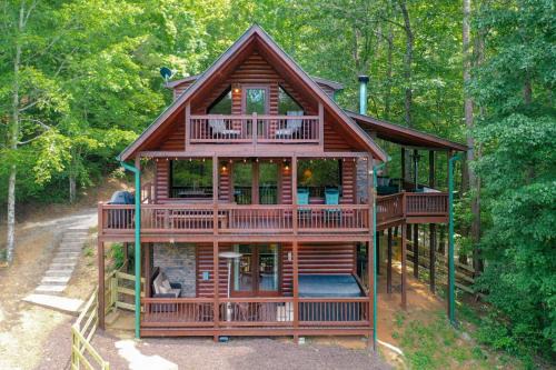 Family Time Cabin - Cozy Outdoor Lounges, Firepit, Hot Tub & Game Room