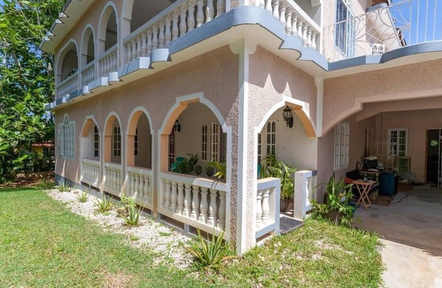 Family type Villa. 5 minutes fr cliff diving, 10 minutes fr beach.