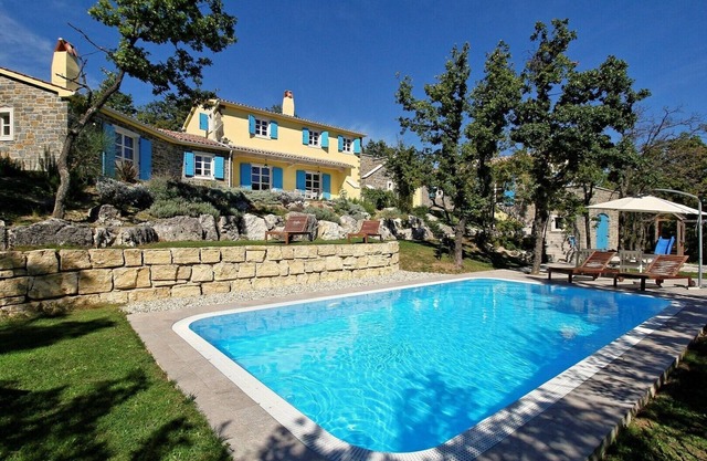 Family Villa Dvori for 12 Persons with Pool