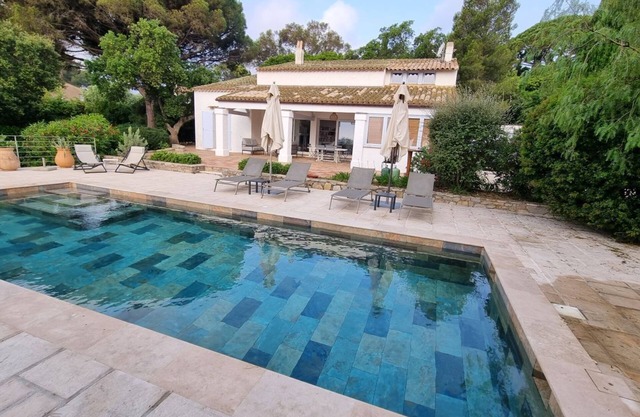 Family villa with swimming pool in a secure estate 100 steps from the sea