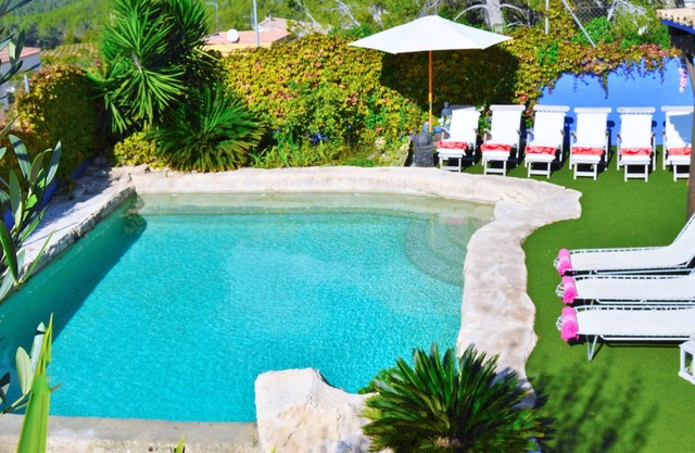 Fantastic Villa 5 minutes from Sitges! 19 SLEEPERS, wifi, swimming pool