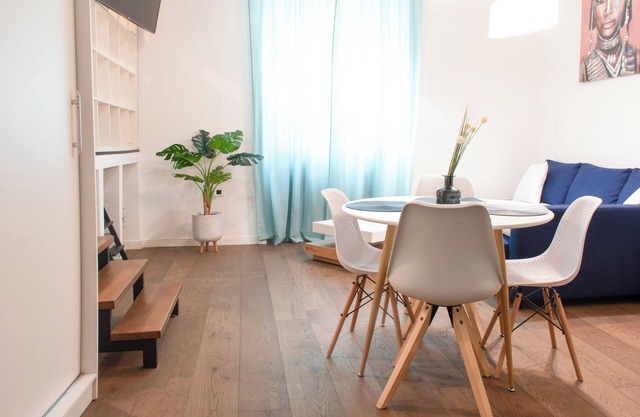 Fantabulous Downtown Abode w King Bed, 65" TV, Washer and Tumble Dryer