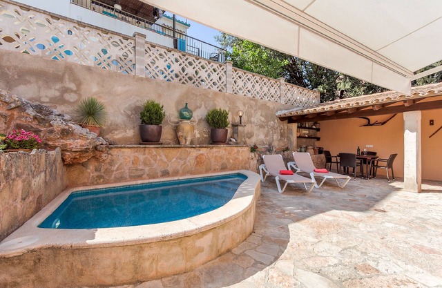 Fantastic 1st floor apartment. Private pool in Quiet Beautiful Beaches of Cala