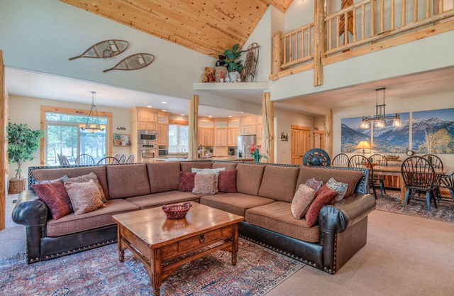 Fantastic 7 Bd Home in Sunriver, AC, Hot Tub, SHARC, Bikes