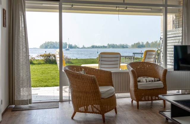 Fantastic apartment, with a large garden. on the water, brilliant view,