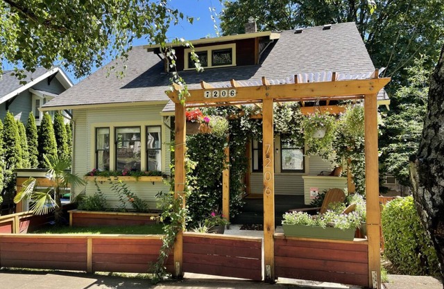 Fantastic Bungalow with Hot tub, Decks, Close to everything, modern and clean