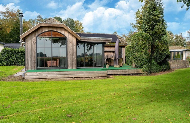Fantastic Chalet near open waterways, hot tub