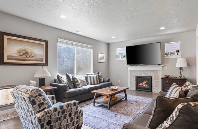 Fantastic High Desert Retreat, Pet Friendly, Fenced Backyard w/Covered Patio, Ping Pong, BBQ