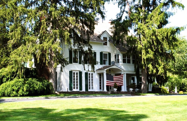 Fantastic home with pool/spa in lovely Darien, available July 13 - August 3