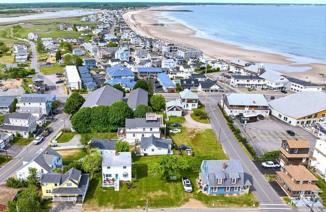 Fantastic house for large families, unique ROOFTOP DECK! 2 min. from the beach!