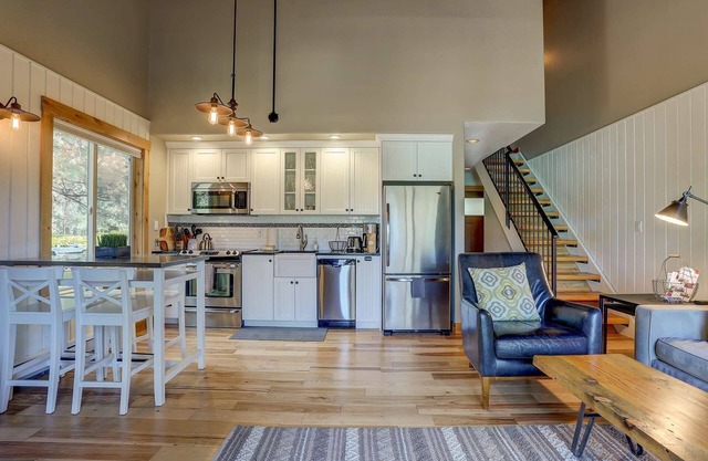 Fantastic Mt. Bachelor Villiage Escape, 10 min to Downtown & Old Mill, Deck, River Trails, Fireplace
