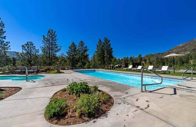 Fantastic New Studio, Resort Setting, Pool, Hot Tub, A/C, Golf Privileges!