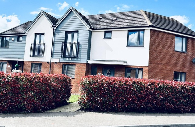 Fantastic, pet friendly 3 Bedroom House in Bedford