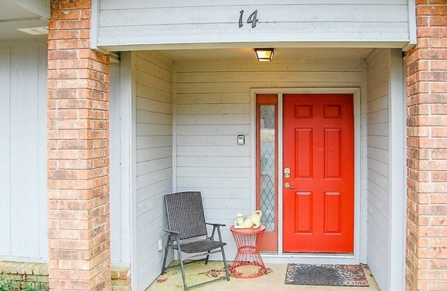 Fantastic townhome situated in the woods - Half mile from Cortez Golf Course