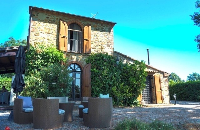 Fantastic Tuscan villa in a secluded location with pool and outdoor kitchen, close to the sea