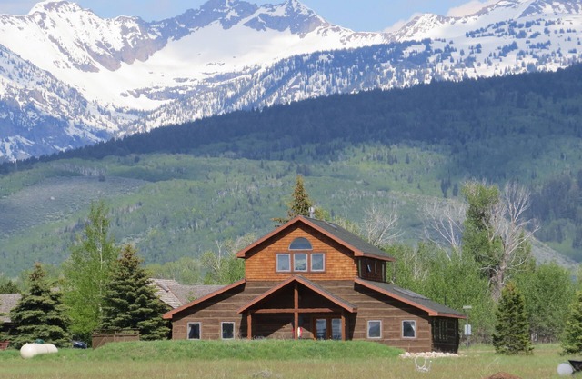 Fantastic Western-Style Lodge Home with Hot Tub, Just off Ski Hill Road