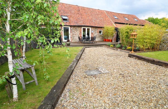 FAR BARN, pet friendly, country holiday cottage in Fakenham