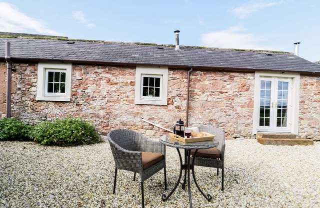 FARAWAY COTTAGE, romantic, character holiday cottage in Kirklinton