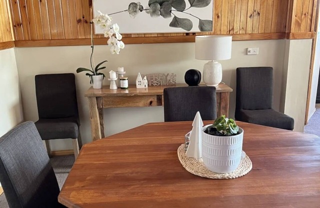 Farm cottage near the coast. Gourmet day outings, beaches, bike trails & hikes.