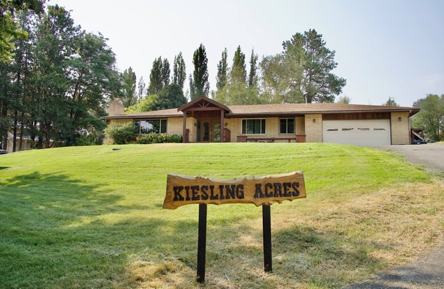 Farm Getaway with hot tub and private indoor heated pool