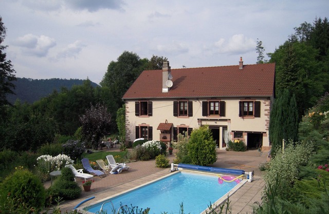 Farm in the Vosges countryside, heated pool, on a 5000 sq.m property with trees