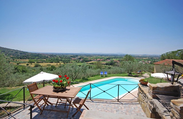Farm on the hills of Cortona with a spectacular view of the Valdichiana Valley