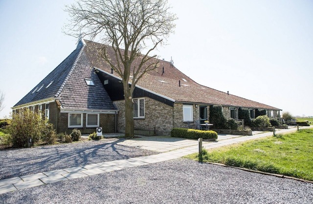 Farmhouse apartment in water-rich Southwest Friesland (Holland)