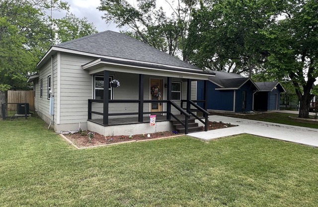 Farmhouse ! 1 min to Randy’s Icehouse, Tx Beer Co & Taylor Liquor & 5 Samsung