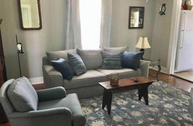 Farmhouse Cottage local Horse farms, Distilleries, Winery Tours, walking trails.
