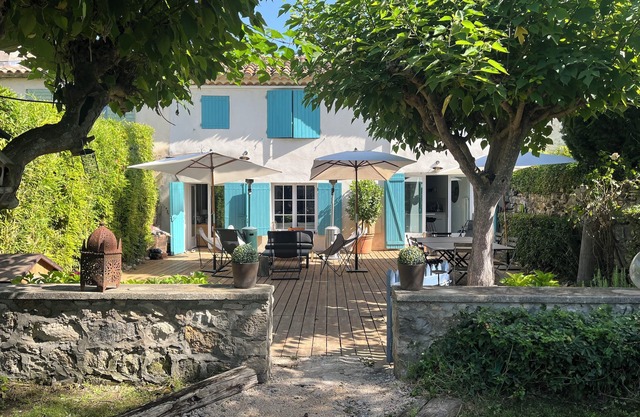 Farmhouse in Puyricard renovated, 10 minutes from the center of Aix en Provence